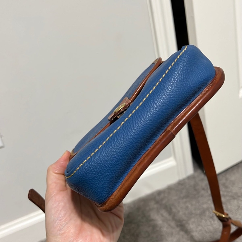 Leather crossbody bag Dooney and Bourke Blue in Leather - Picture 4 of 14